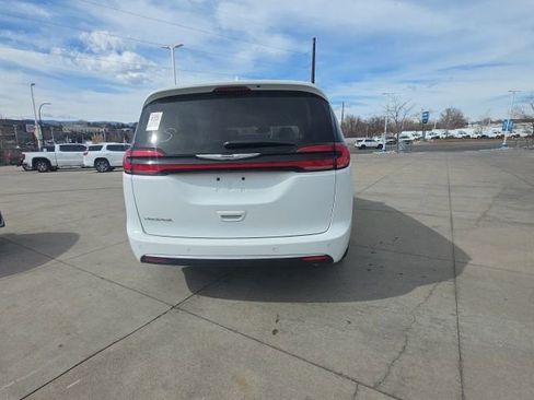 Used 2022 Chrysler Pacifica Touring-L image 7