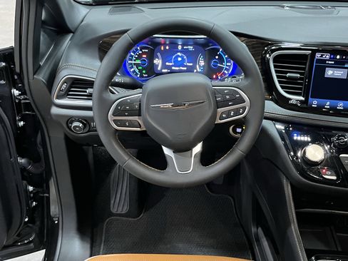 Used 2023 Chrysler Pacifica Pinnacle FWD image 13