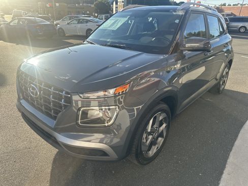Used 2025 Hyundai Venue SEL FWD image 4