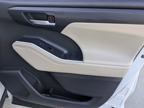 Used 2023 Toyota Highlander XLE image 36