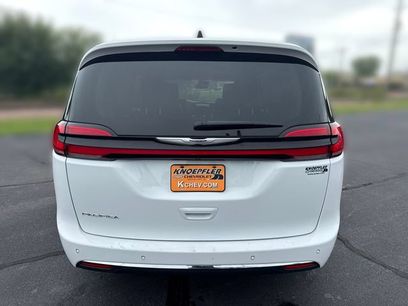 Used 2024 Chrysler Pacifica Touring-L