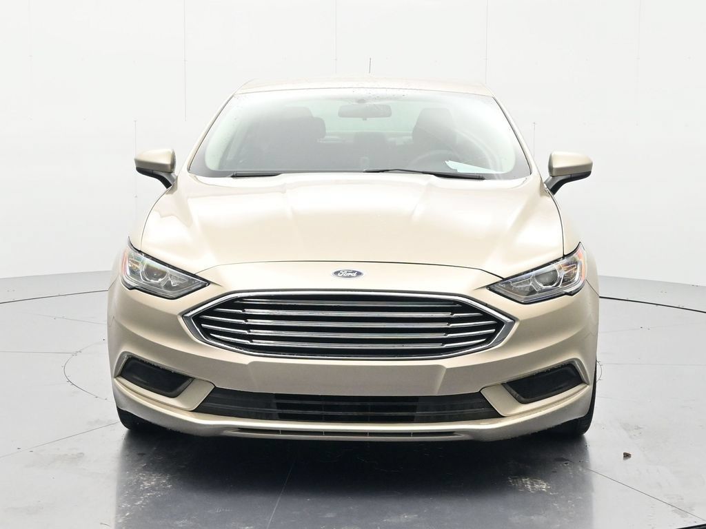 Used 2018 Ford Fusion SE w/ Fusion SE Technology Package FWD image 2