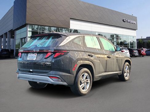 Certified 2025 Hyundai Tucson SE image 2