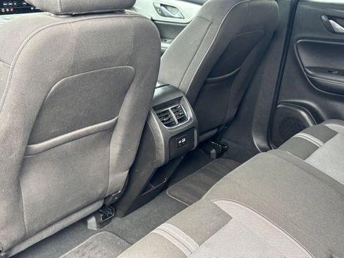 Used 2025 Chevrolet Blazer LT FWD image 23