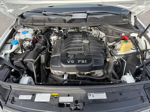 Used 2016 Volkswagen Touareg Sport image 21