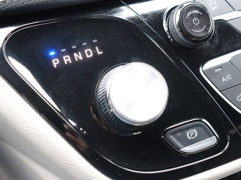 Used 2023 Chrysler Pacifica Limited image 16