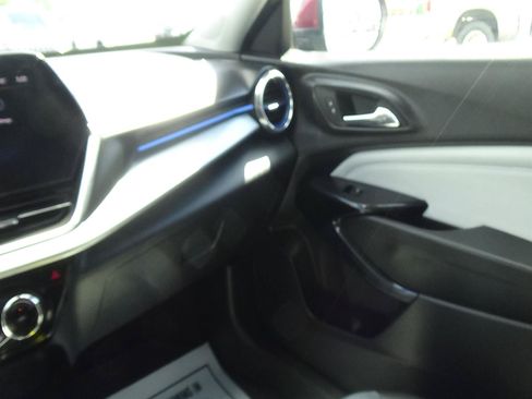 Used 2025 Chevrolet Trax LT w/ LT Convenience Package FWD image 28