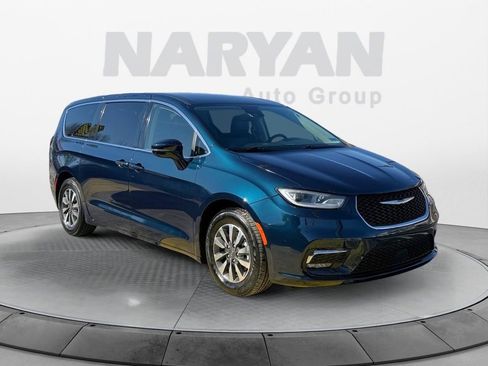 Used 2022 Chrysler Pacifica Touring-L image 2
