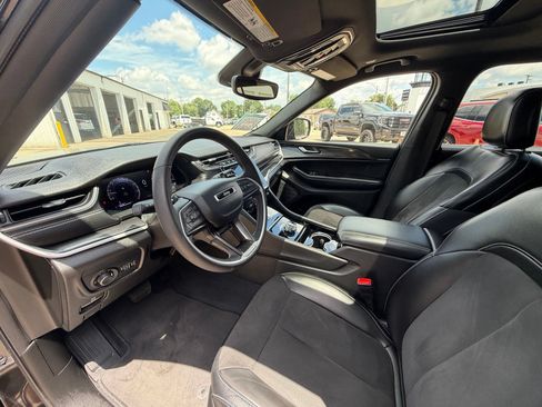 Used 2023 Jeep Grand Cherokee L Laredo AWD/4WD image 10