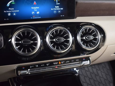 Used 2023 Mercedes-Benz CLA 250 4MATIC image 33