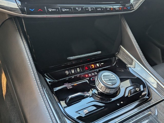 Used 2022 Jeep Wagoneer Series III AWD/4WD image 25