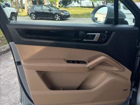 Used 2020 Porsche Cayenne image 14