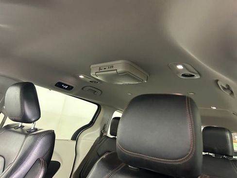 Used 2017 Chrysler Pacifica Touring-L FWD image 13