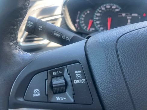 Used 2022 Chevrolet Trax LT w/ LT Convenience Package AWD/4WD image 13