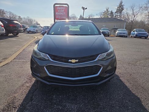 Used 2017 Chevrolet Cruze LT image 2
