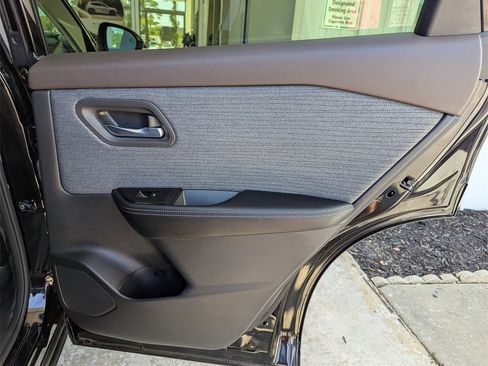 Used 2023 Nissan Rogue SV image 31