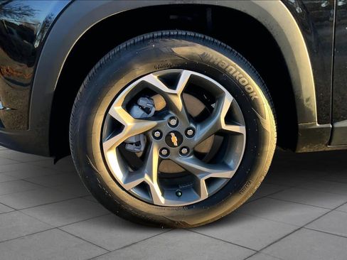 Used 2025 Chevrolet Trax LT w/ LT Convenience Package image 11