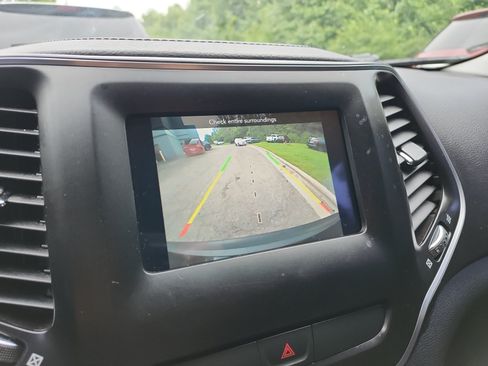 Used 2019 Jeep Cherokee Latitude w/ Popular Appearance Group FWD image 16