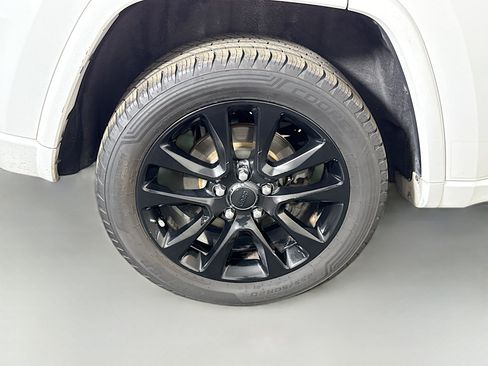 Used 2017 Jeep Grand Cherokee Altitude RWD image 33