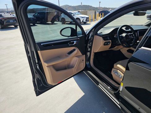 Used 2023 Porsche Macan AWD/4WD image 19