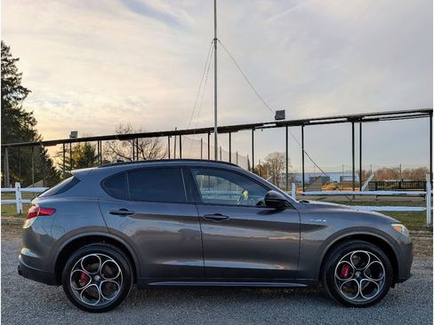 Used 2022 Alfa Romeo Stelvio Veloce image 8