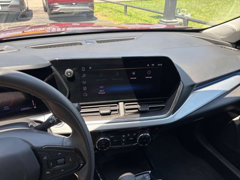 Used 2025 Chevrolet Trax LT FWD image 16