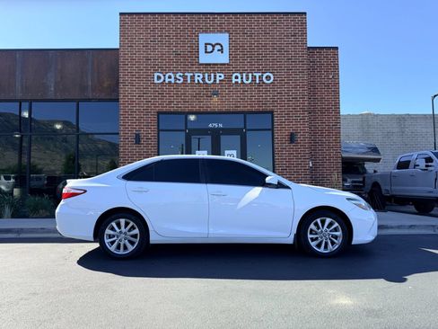Used 2017 Toyota Camry SE w/ Moonroof Package FWD image 9