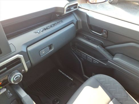 Used 2025 Toyota Tacoma SR AWD/4WD image 34