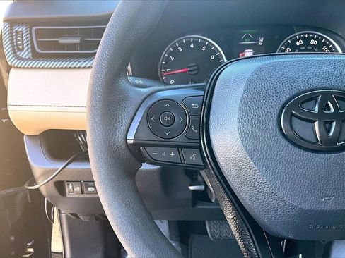 Used 2021 Toyota RAV4 LE image 11