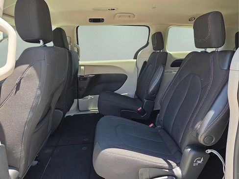 Used 2023 Chrysler Voyager LX FWD image 10