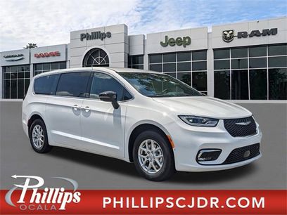 New 2025 Chrysler Pacifica Select