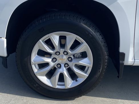 Used 2025 Chevrolet Silverado 1500 Custom RWD image 8
