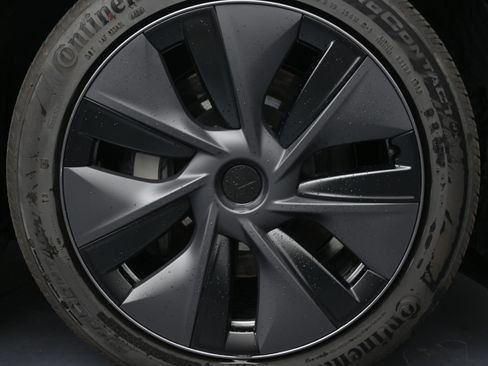 Used 2025 Tesla Model Y Long Range image 10