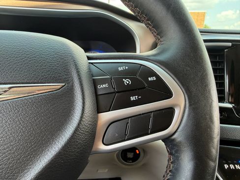 Used 2017 Chrysler Pacifica Touring-L Plus FWD image 31