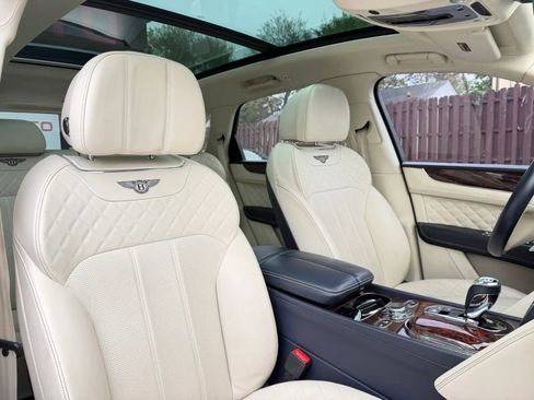 Used 2017 Bentley Bentayga AWD/4WD image 33