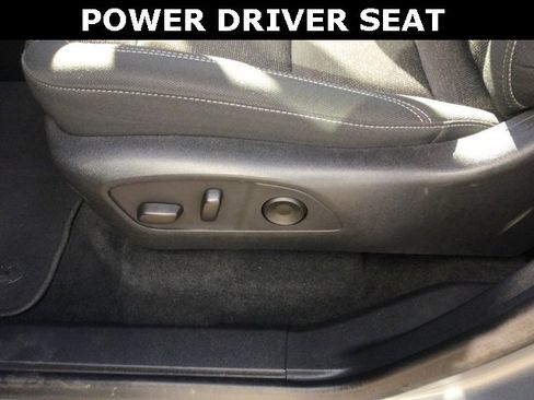 Used 2025 Chevrolet Traverse LT image 12