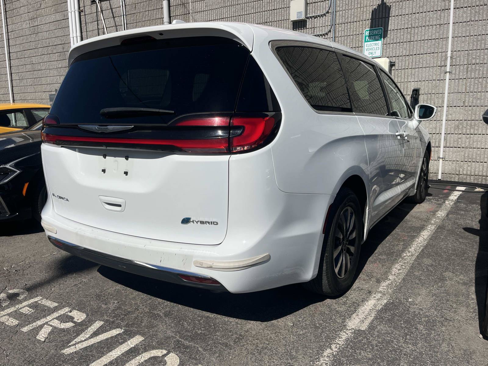 Used 2022 Chrysler Pacifica Touring-L FWD image 3
