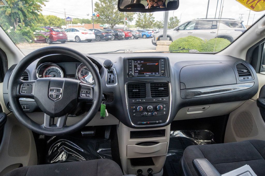 Used 2019 Dodge Grand Caravan SE w/ UConnect Hands-Free Group FWD image 17
