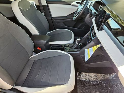 Used 2025 Volkswagen Taos SE image 17