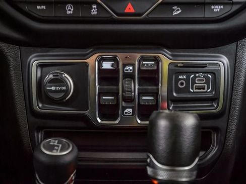 Used 2019 Jeep Wrangler Unlimited Sahara AWD/4WD image 34