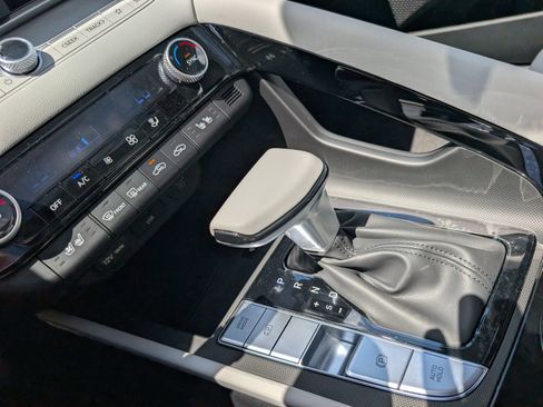 Used 2025 Hyundai Elantra Limited image 12