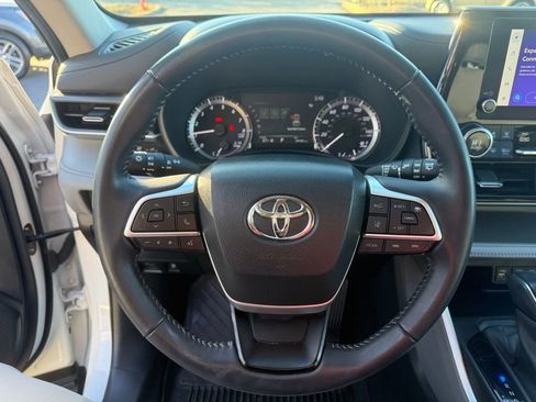 Used 2023 Toyota Highlander LE image 9