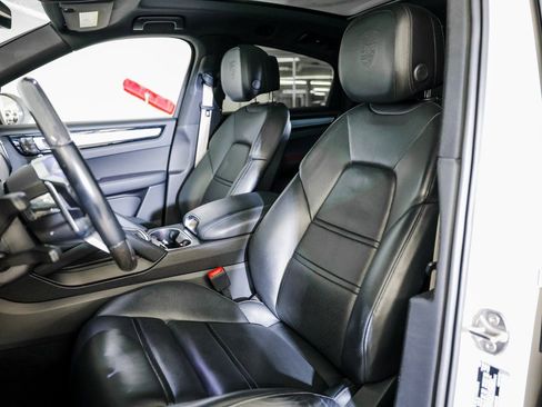 Certified 2023 Porsche Cayenne Platinum Edition image 5