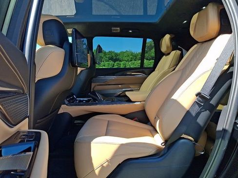 Certified 2025 Cadillac Escalade IQ Luxury 2 AWD/4WD image 8