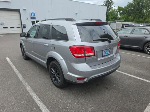 Used 2019 Dodge Journey SE w/ Connectivity Group FWD image 3