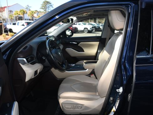 Certified 2020 Toyota Highlander XLE image 8