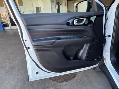 Used 2025 Jeep Compass Trailhawk AWD/4WD image 18