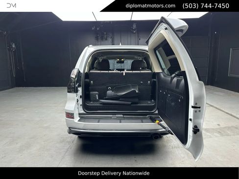 Used 2023 Lexus GX 460 Premium w/ Accessory Package image 40