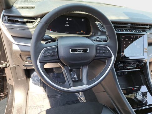 Used 2023 Jeep Grand Cherokee L Laredo AWD/4WD image 18