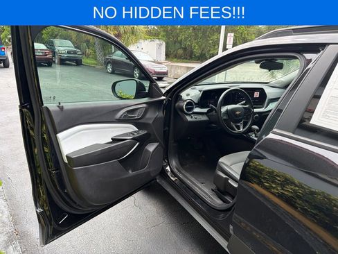 Used 2025 Chevrolet Trax LT w/ Sunroof Package FWD image 12